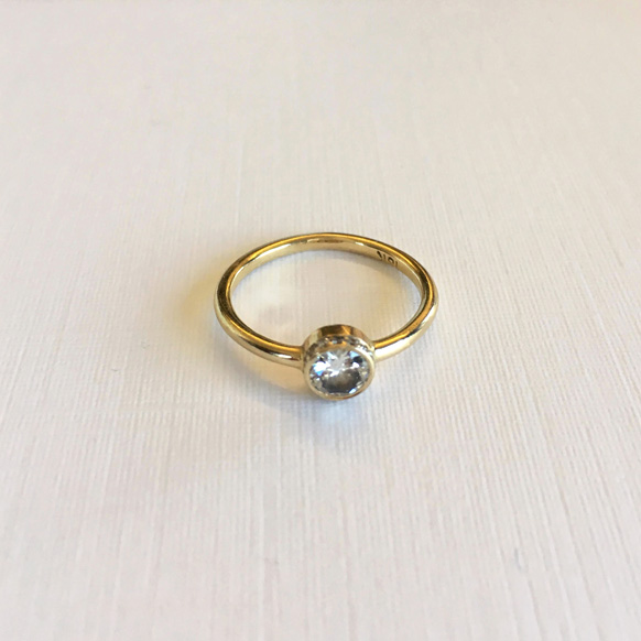Round cut diamond engagement ring